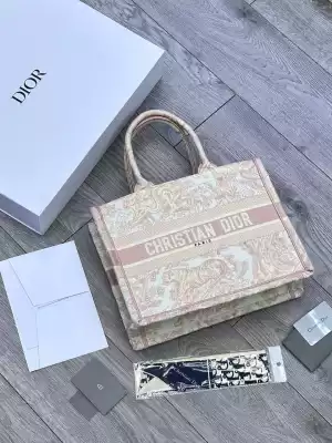 Сумка модная Christian Dior Book Tote бежевый