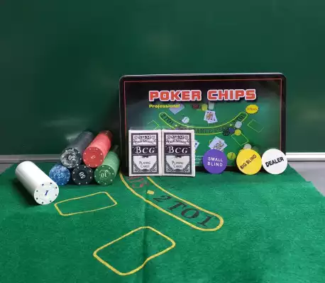 Настольная игра Покер. В наборе 300 фишек